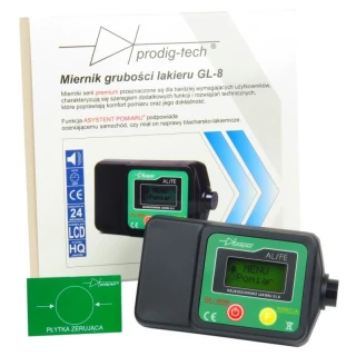Na zdjęciu znajduje się miernik grubości lakieru GL-8 marki prodig-tech, z wyświetlaczem LCD i przyciskami funkcyjnymi. Obok urządzenia widoczna jest instrukcja obsługi oraz płytka zerująca.