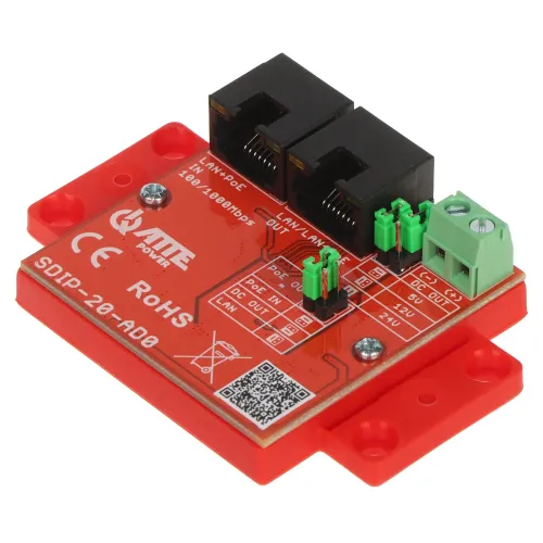Czerwony moduł elektroniczny z dwoma czarnymi portami RJ45 oraz zielonymi i czarnymi złączami śrubowymi. Na płytce widoczne są oznaczenia techniczne i kod QR.