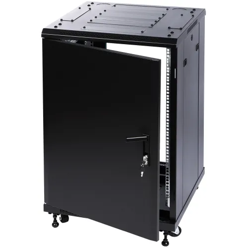Czarna szafa rackowa z otwartymi drzwiami, wyposażona w kółka ułatwiające przemieszczanie. Posiada perforowany dach i boczne panele z otworami wentylacyjnymi.