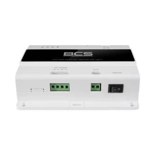 Biały adapter IP do wideodomofonów z czarnym panelem na górze, zawierający kilka zielonych złącz i przełącznik zasilania. Na panelu widnieje logo "BCS" oraz ostrzeżenie o konieczności utrzymania urządzenia w suchym miejscu.