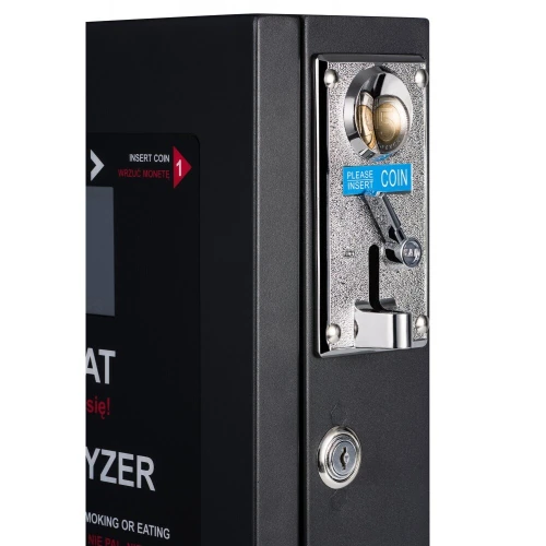 Stacjonarny alkomat BACscan F z metalową obudową, wyposażony w mechanizm wrzutowy na monety. Na urządzeniu widoczny jest napis "INSERT COIN" oraz miejsce na klucz.