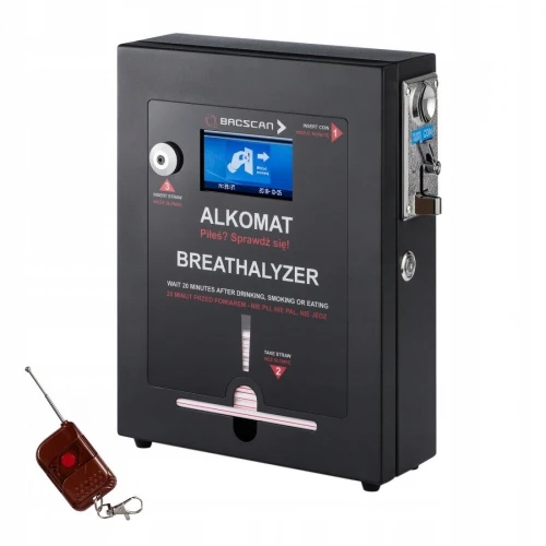 Na zdjęciu znajduje się czarny alkomat stacjonarny BACscan F z wyświetlaczem i miejscem na monety. Obok urządzenia leży pilot z breloczkiem.