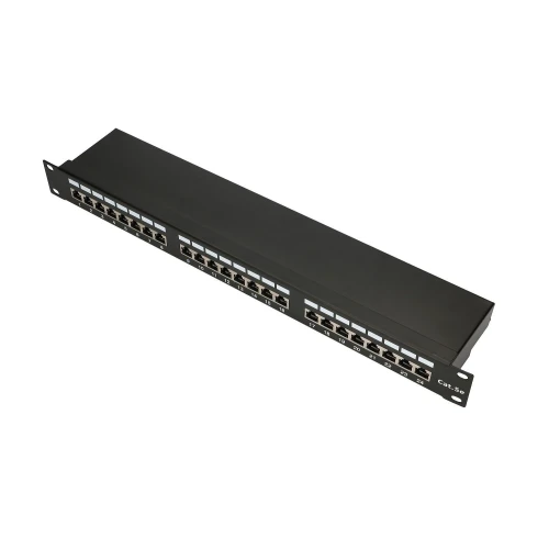 Czarny panel krosowy z 24 portami RJ45, oznaczony jako Cat. 5e. Panel posiada otwory montażowe po bokach do instalacji w szafie rackowej.