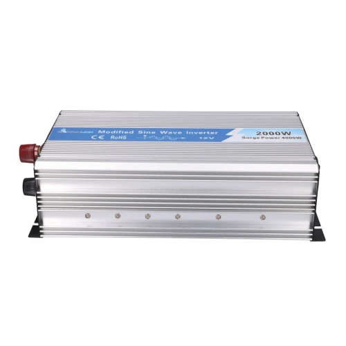 Na zdjęciu znajduje się srebrny inwerter o mocy 2000W z niebieskim panelem na górze, oznaczony jako "Modified Sine Wave Inverter". Urządzenie posiada złącza na jednym z końców i jest przeznaczone do przetwarzania energii elektrycznej.
