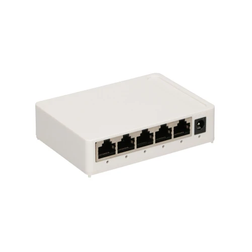 Biały, prostokątny switch sieciowy z pięcioma portami Ethernet i jednym gniazdem zasilania z boku. Urządzenie ma minimalistyczny design i jest przeznaczone do użytku w sieciach komputerowych.