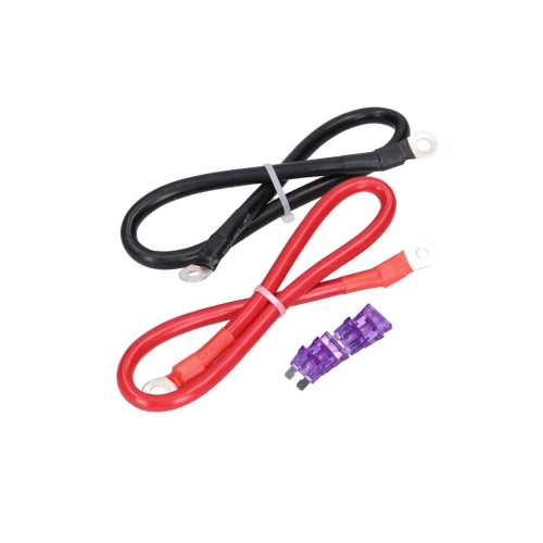 Na zdjęciu znajdują się dwa kable z oczkami na końcach, jeden czarny i jeden czerwony, ułożone w pętle. Obok kabli leżą dwa fioletowe bezpieczniki.