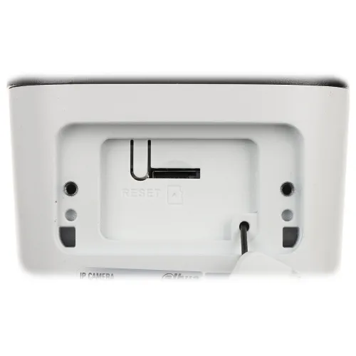 Zdjęcie przedstawia gniazdo na kartę pamięci oraz przycisk reset na białym urządzeniu, prawdopodobnie kamerze IP. Widać również otwory montażowe i oznaczenia producenta.