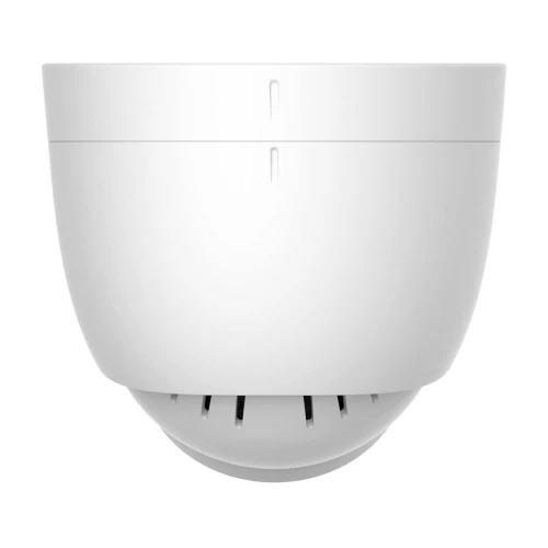 Biała, kopułkowa kamera monitoringu z widocznymi szczelinami wentylacyjnymi na dolnej części obudowy. Kamera ma minimalistyczny design i jest przeznaczona do montażu sufitowego.
