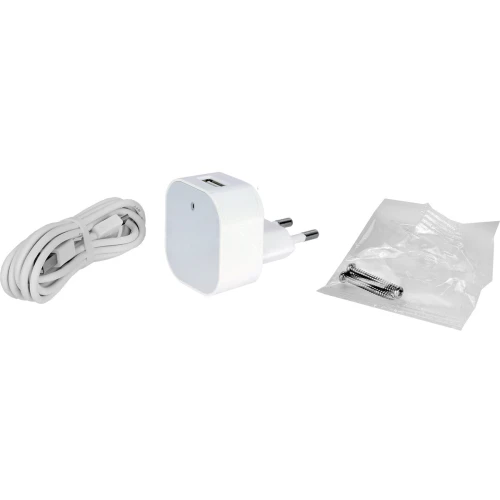 Kamera sieciowa w białej obudowie z czarnym panelem frontowym i logo marki. Urządzenie posiada obiektyw oraz diody LED doświetlające.