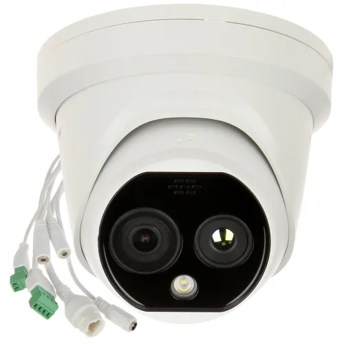 Hybrydowa kamera termowizyjna IP w białej obudowie z dwoma obiektywami i kilkoma kablami połączeniowymi. Kamera ma nowoczesny design i jest przeznaczona do monitoringu wizyjnego.