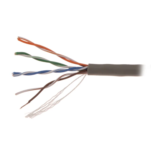 Zdjęcie przedstawia kabel instalacyjny typu skrętka z odsłoniętymi, kolorowymi parami przewodów. Kabel ma szarą osłonę zewnętrzną i jest widoczny na białym tle.