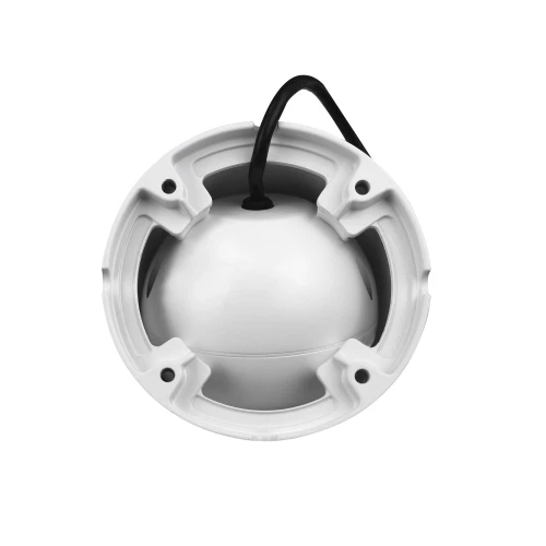 Biała, kopułowa kamera monitoringu z czarnym kablem wychodzącym z góry. Kamera ma okrągły kształt i jest osadzona w białej obudowie z czterema mocowaniami.