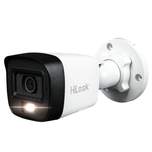 Kamera HiLook by Hikvision w kolorze biało-czarnym, zamontowana na białym uchwycie ściennym. Urządzenie posiada widoczny obiektyw oraz diodę LED na przednim panelu.