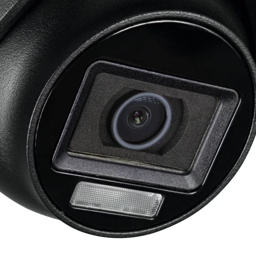 Zbliżenie na czarną kamerę monitoringu z widocznym obiektywem i diodą LED. Kamera ma nowoczesny, kompaktowy design z gładkim wykończeniem.