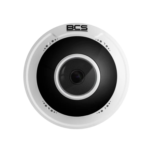 Zdjęcie przedstawia kamerę typu fisheye marki BCS, o okrągłym kształcie z białą obudową i czarnym centralnym obiektywem. Na górze obudowy widnieje logo BCS.