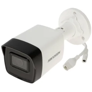 Biała kamera IP Hikvision z czarnym frontem i logo marki, zamontowana na okrągłej podstawie. Widoczne są również przewody połączeniowe wychodzące z tyłu urządzenia.