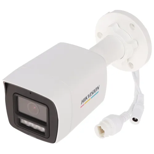 Kamera IP Hikvision DS-2CD1047G2H-LIU(2.8mm)(C) w kolorze białym z widocznym obiektywem i logo marki. Urządzenie posiada przewody do podłączenia sieciowego i montażu.