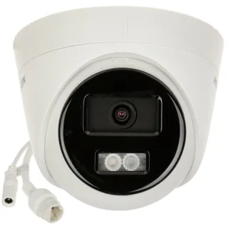 Biała kamera kopułkowa Hikvision z widocznym obiektywem i dwoma diodami LED na czarnym tle. Z kamery wychodzą dwa białe przewody z wtyczkami.