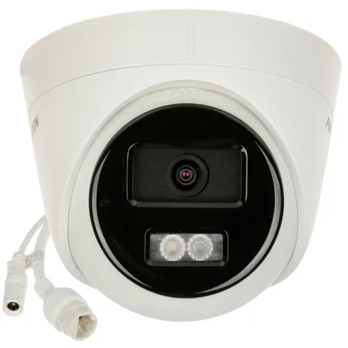 Biała kamera kopułkowa Hikvision z widocznym obiektywem i dwoma diodami LED na czarnym tle. Z kamery wychodzą dwa białe przewody z wtyczkami.