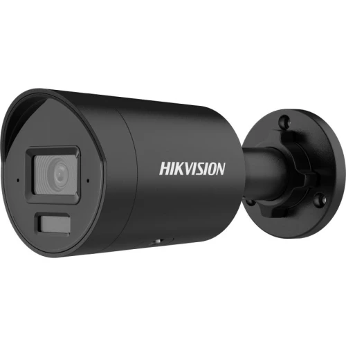 Czarna kamera IP Hikvision o cylindrycznym kształcie z widocznym obiektywem i logo na boku. Kamera jest zamontowana na okrągłej podstawie ściennej.
