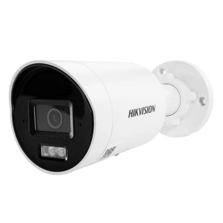 Biała kamera monitoringu Hikvision z czarnym panelem frontowym i obiektywem znajduje się na tle białym. Kamera ma cylindryczny kształt i jest wyposażona w uchwyt montażowy.