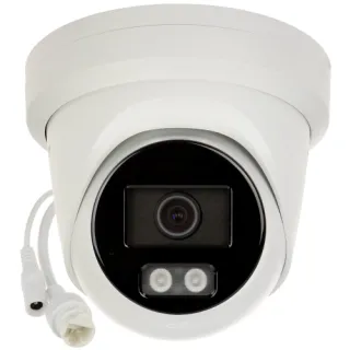 Biała kamera kopułkowa Hikvision z czarnym panelem frontowym i dwoma diodami LED. Z kamery wychodzą dwa białe przewody zakończone złączami.