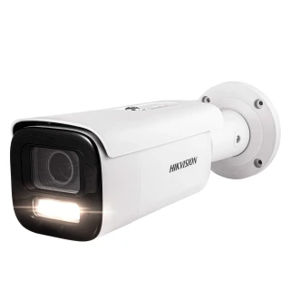 Biała kamera monitoringu Hikvision z obiektywem i wbudowanym oświetleniem LED, zamontowana na uchwycie ściennym. Kamera ma nowoczesny, prostokątny kształt i jest przeznaczona do użytku zewnętrznego.