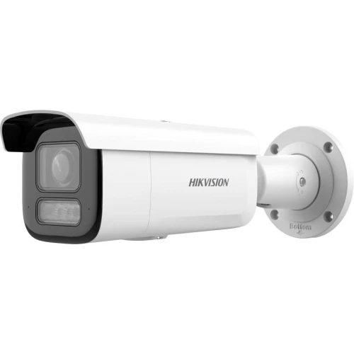 Biała kamera monitoringu Hikvision z obiektywem i diodami LED, zamontowana na ściennym uchwycie. Kamera ma nowoczesny, prostokątny kształt i jest przeznaczona do użytku zewnętrznego.