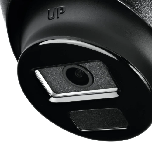 Zbliżenie na czarną kamerę IP z widocznym obiektywem i napisem "UP" na obudowie. Kamera ma nowoczesny, minimalistyczny design z błyszczącym wykończeniem.