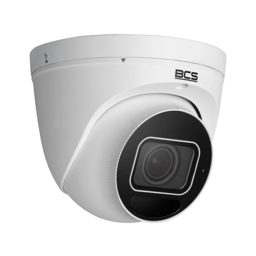 Biała, kopułowa kamera IP marki BCS z czarnym obiektywem i logo umieszczonym na obudowie. Kamera ma nowoczesny design i jest przeznaczona do monitoringu wizyjnego.