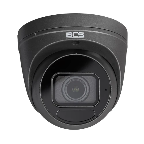 Na zdjęciu znajduje się czarna, kopułowa kamera IP marki BCS z widocznym obiektywem na środku. Kamera ma nowoczesny design i jest przeznaczona do monitoringu.
