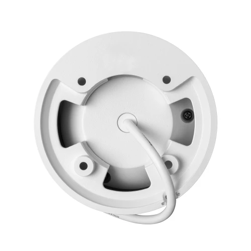 Biała, kopułowa kamera IP z widocznym okablowaniem i otworami montażowymi na spodzie. Kamera ma okrągły kształt i minimalistyczny design.