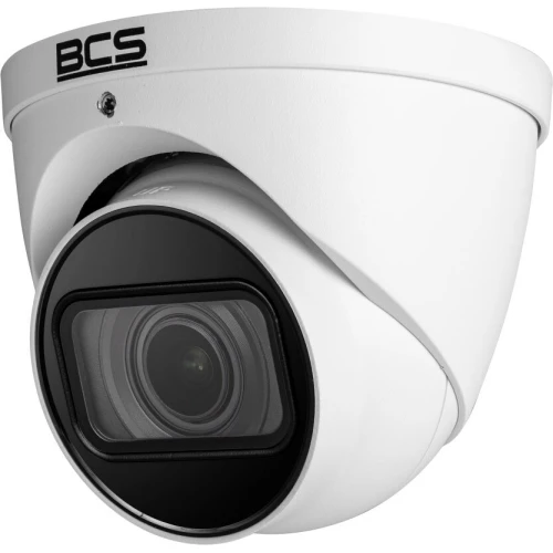 Biała kopułowa kamera IP marki BCS z czarnym obiektywem i logo na górze obudowy. Kamera ma nowoczesny design i jest przeznaczona do monitoringu.
