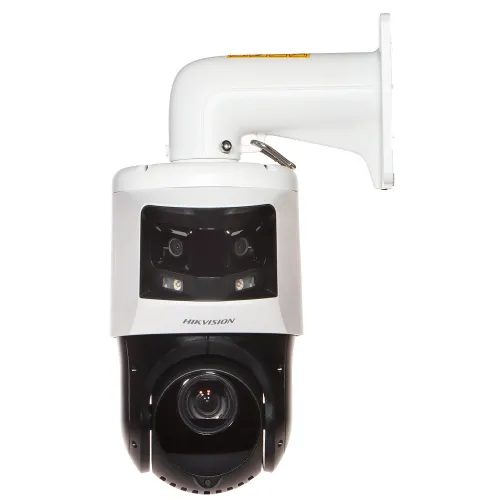 Zewnętrzna kamera IP szybkoobrotowa Hikvision DS-2SE4C425MWG-E/26(F0) TandemVu ColorVu w kolorze białym, zamontowana na uchwycie ściennym. Kamera posiada dwa obiektywy i jest przeznaczona do monitoringu zewnętrznego.