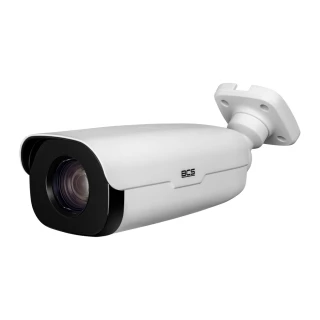 Biała kamera tubowa IP o rozdzielczości 4MP z logo BCS na obudowie, zamontowana na uchwycie ściennym. Obiektyw kamery jest wyraźnie widoczny z przodu urządzenia.