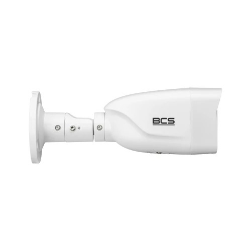 Biała kamera tubowa BCS z logo na boku, zamontowana na regulowanym uchwycie ściennym. Kamera ma nowoczesny, minimalistyczny design i jest przeznaczona do monitoringu.