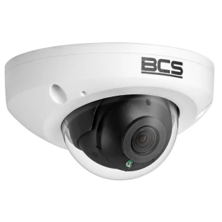 Na zdjęciu znajduje się biała kamera kopułowa marki BCS z czarnym obiektywem umieszczonym wewnątrz przezroczystej kopuły. Kamera ma elegancki, nowoczesny design i jest przeznaczona do monitoringu wizyjnego.
