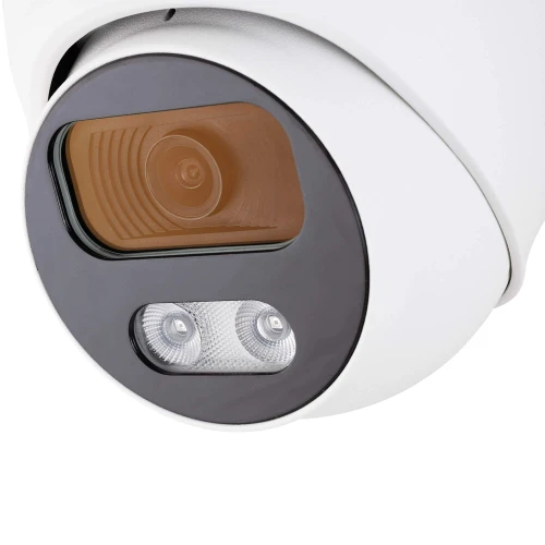 Biała, kopułowa kamera IP o rozdzielczości 5MP z widocznym obiektywem i dwoma diodami IR. Kamera ma nowoczesny design i jest przeznaczona do monitoringu wizyjnego.