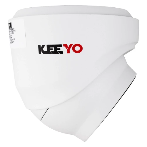 Biała kamera kopułowa z logo "KEEYO" na boku, zaprojektowana do monitoringu wizyjnego. Urządzenie ma nowoczesny, minimalistyczny design i jest przeznaczone do montażu na ścianie lub suficie.