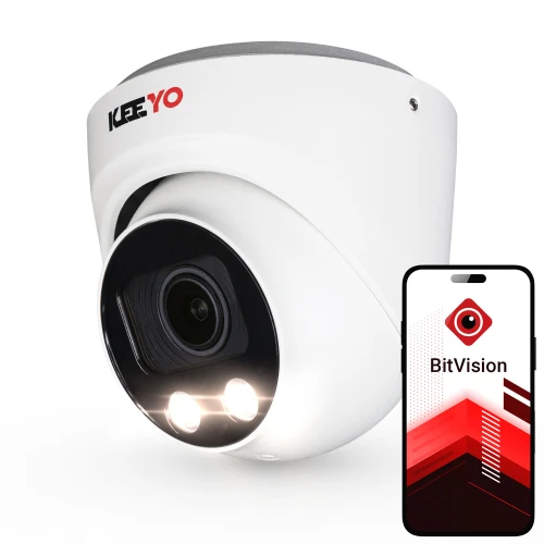 Biała kopułowa kamera IP marki Keeyo z dwoma diodami LED i obiektywem na czarnym tle. Obok kamery znajduje się smartfon z aplikacją BitVision na ekranie.