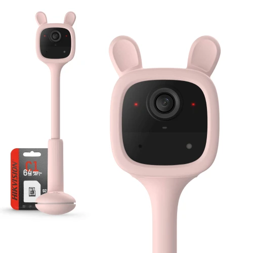 Kamera niania w kształcie misia z różowymi uszami i elastyczną nóżką, obok której znajduje się karta pamięci o pojemności 64 GB. Urządzenie ma nowoczesny design i jest przeznaczone do monitorowania dzieci.