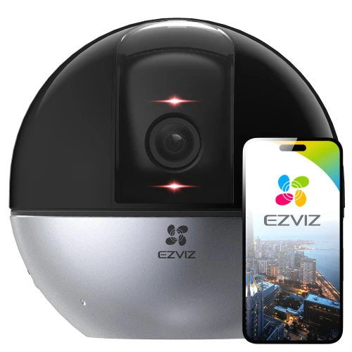 Na zdjęciu znajduje się czarno-srebrna kamera obrotowa marki Ezviz z widocznym obiektywem i logo. Obok kamery pokazany jest smartfon z aplikacją, prezentującą widok z kamery.