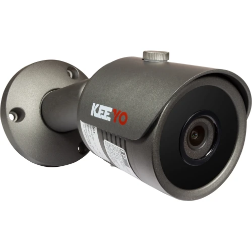 Zdjęcie przedstawia szarą kamerę sieciową IP marki Keeyo z cylindrycznym korpusem i obiektywem na przodzie. Kamera jest zamontowana na metalowym uchwycie ściennym.