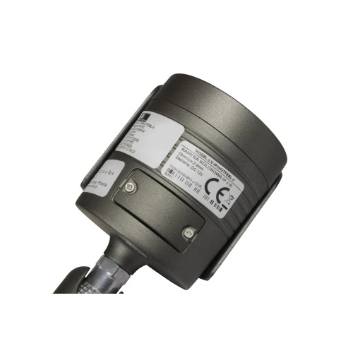 Zbliżenie na tylną część kamery sieciowej IP Keeyo LV-I z widocznymi etykietami informacyjnymi. Kamera ma metaliczną obudowę i jest zamontowana na uchwycie.