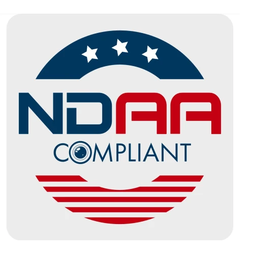 Na zdjęciu znajduje się biała kamera tubowa z logo BCS, umieszczona na białym tle. Kamera ma cylindryczny kształt i jest wyposażona w obiektyw oraz diody LED doświetlające.