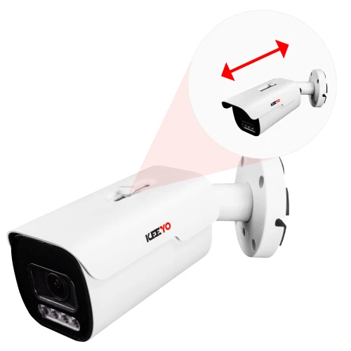 Biała kamera tubowa IP marki Keeyo z widocznym obiektywem i diodami LED, zamontowana na regulowanym uchwycie ściennym. Obok kamery znajduje się powiększenie pokazujące szczegóły obiektywu i możliwość regulacji kąta widzenia.