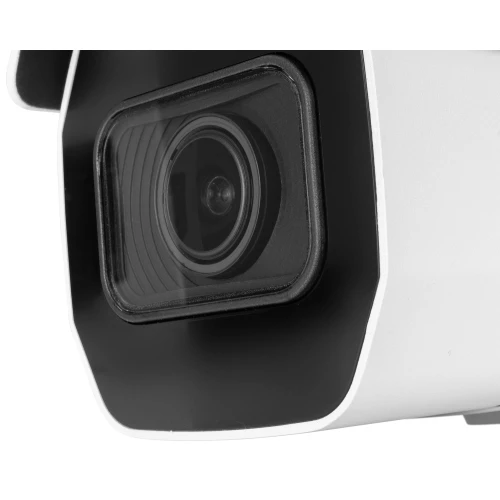 Zbliżenie na obiektyw kamery tubowej IP z czarną obudową wokół soczewki. Kamera ma nowoczesny design z białą obudową zewnętrzną.