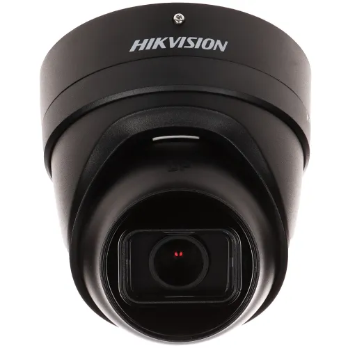 Czarna, wandaloodporna kamera IP marki Hikvision z widocznym obiektywem i logo na górze. Kamera ma nowoczesny, kompaktowy design i jest przeznaczona do monitoringu.