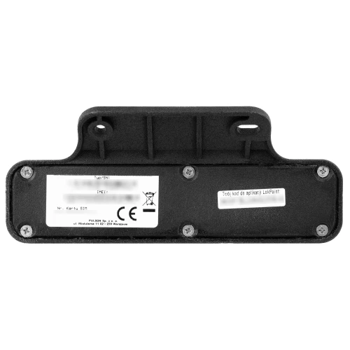 Czarny lokalizator GPS z widocznymi śrubami montażowymi i etykietą z numerami seryjnymi oraz kodem QR. Urządzenie ma prostokątny kształt z zaokrąglonymi rogami i otworami na śruby.