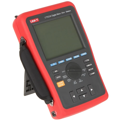 Cyfrowy miernik mikroohmów UNI-T UT620A w czerwonej obudowie z dużym wyświetlaczem i przyciskami funkcyjnymi. Urządzenie posiada uchwyt do przenoszenia i podpórkę do ustawienia pod kątem.